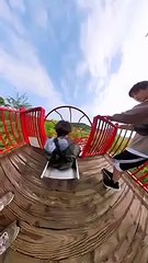 Il teste un toboggan extrême et passe un sale moment