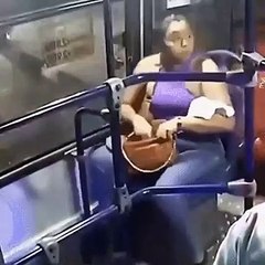 Cette femme utilise la technique du faux téléphone face à un pickpocket