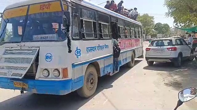 रोडवेज बसों का टोटा, बसों की छत पर बैठ कर यात्रा करने को मजबूर ग्रामीण