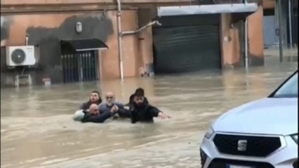 Download Video: Al menos 8 muertos en las inundaciones en Italia: 