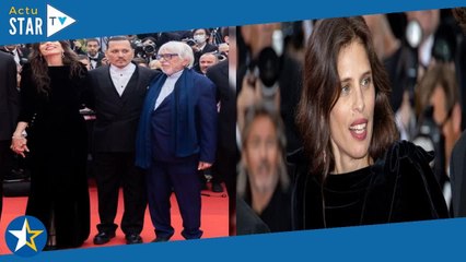 Maïwenn ténébreuse : robe moulante en velours, elle monte les marches en total look noir au bras de