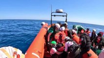 Migranti, le immagini del salvataggio in mare di Geo Barents
