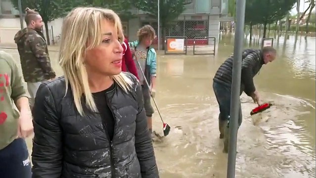 Alluvione Cesena, il racconto della parrucchiera: Così il fiume ci ha ricoperti - Video