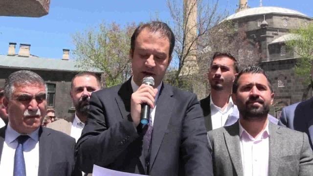 CHP Kars Milletvekili Alp, Kars Belediyesi Önünde: 28 Mayıs'ta Seçimi Kazandığımızda Bu Kayyum Buradan Gidecek. Halkın İradesi Tecelli Edecek