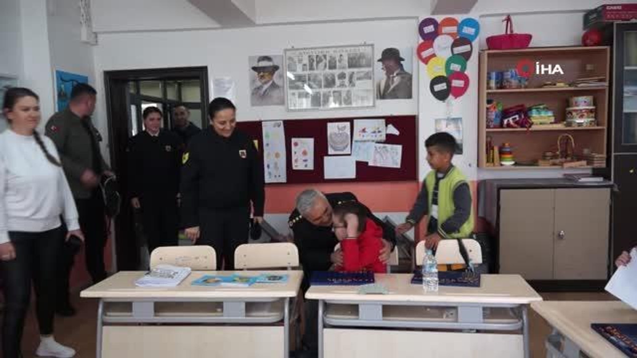 Jandarma, engelli minik gönüllere dokundu