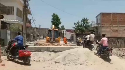 मधुबनी: लाइफ लाइन कहे जाने वाला सड़क की स्थिति जर्जर, लोगों के आवागमन में बड़ी परेशानी