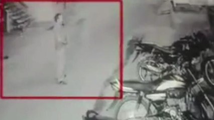 मधेपुरा: घर के बाहर खड़ी मोटरसाइकिल चोरी कर ले गए तीन युवक, CCTV में कैद