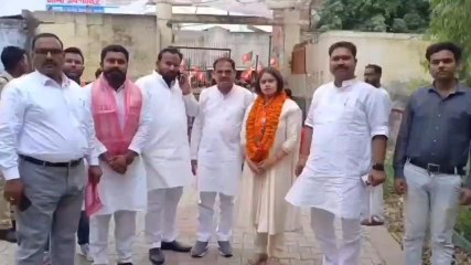 पीलीभीत: बीजेपी प्रत्याशी के पति पर धमकाने का लगा आरोप