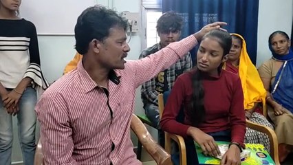 दुर्ग एसपी अभिषेक पल्लव ने 10th में  टॉप करने वाली बच्ची को जेल में बंद पिता से मिलवाया