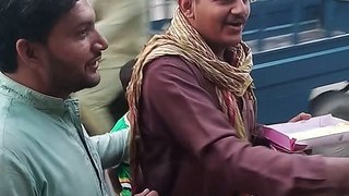 فیصل آباد میں عمران خان کی خوشی میں مٹھائیاں بانٹی جا رہی ہیں