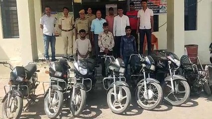 Tải video: Khanpur police caught vehicle thieves, recovered seven bikes, Baran district remained on target