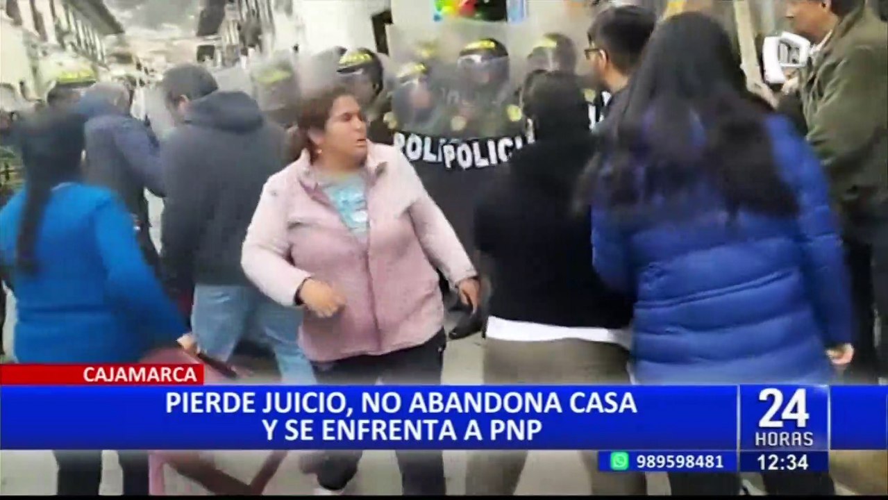 Con palos y botellas: familia se enfrenta a policía para evitar desalojo de una vivienda