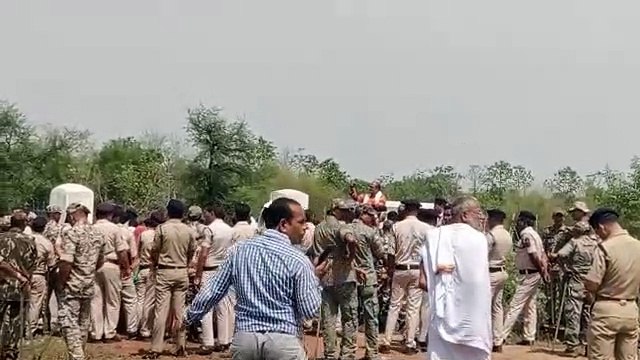 हंगामेदार जनसुनवाई में ग्रामीणों ने अधिकारियों को जमकर खरी खोटी सुनाई।