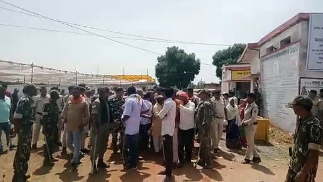 हंगामेदार जनसुनवाई में ग्रामीणों ने अधिकारियों को जमकर खरी खोटी सुनाई।