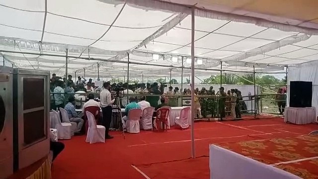 हंगामेदार जनसुनवाई में ग्रामीणों ने अधिकारियों को जमकर खरी खोटी सुनाई।