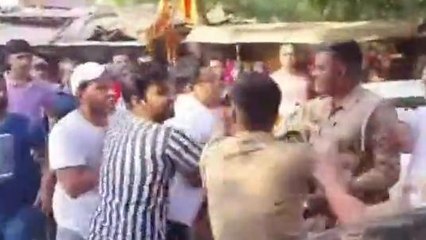 गाजियाबाद: मतदान समाप्त होने के बाद मारपीट शुरू, पुलिस ने भांजी लाठियां, लिया हिरासत में