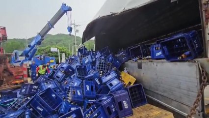 화물차 사고로 도로에 맥주병 쏟아져...운전자 부상 / YTN