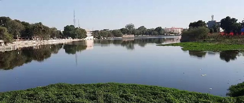 तालाब के कैचमेंट एरिया में बने मकान