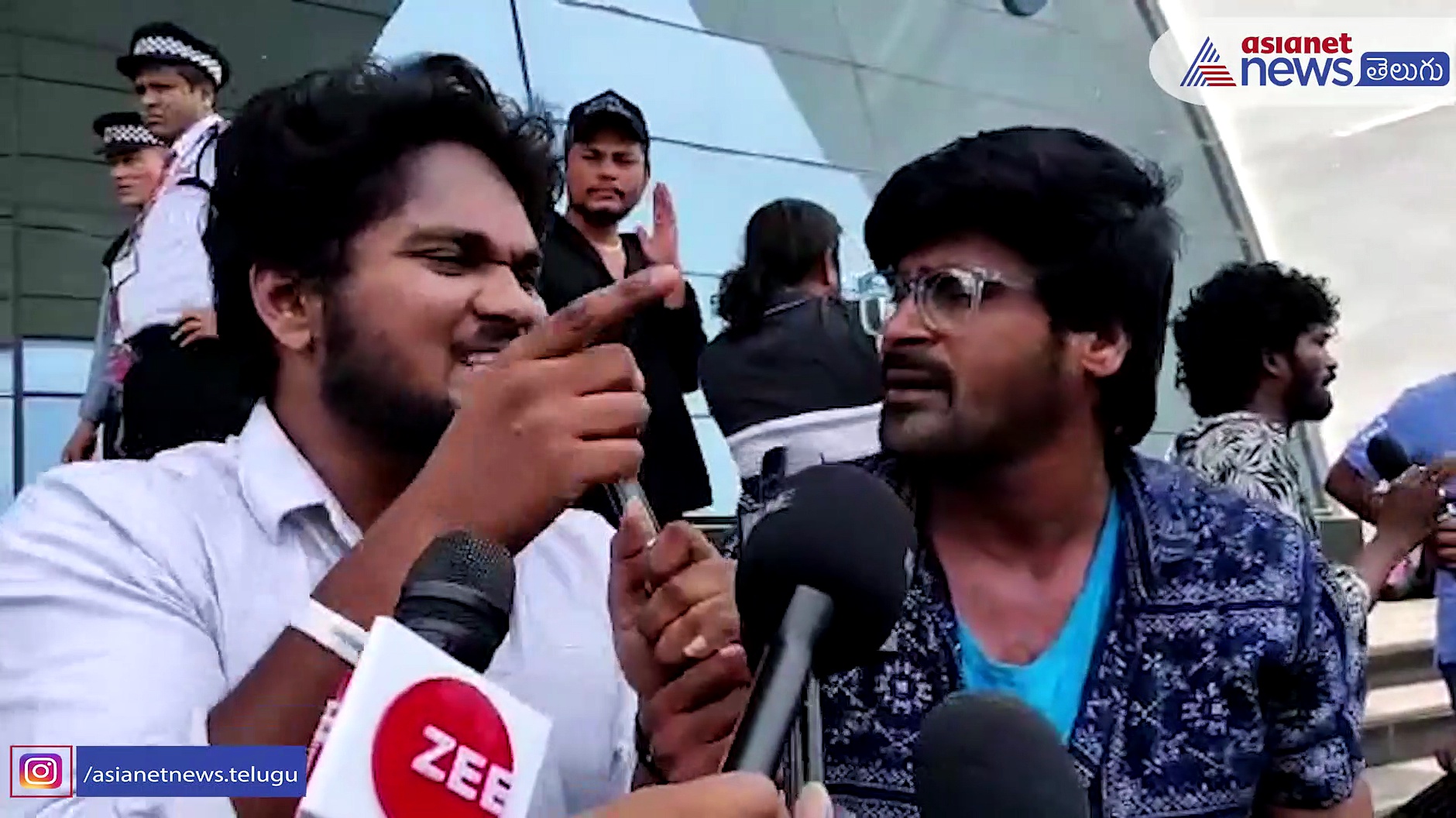 సమంత వచ్చి ఈ కస్టడీ సినిమా చూడాలి ... థియేటర్ ముందు నాగ చైతన్య ఫ్యాన్ వింత డిమాండ్