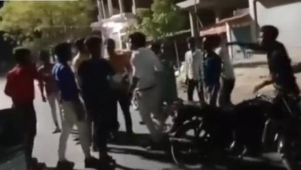 जौनपुर में सरेराह जमकर तांडव, देखिए वायरल वीडियो