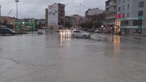 Burdur'da etkili olan sağanakta caddeyi su bastı
