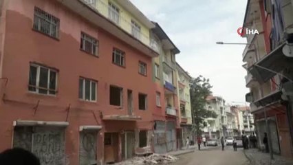Malatya'da ağır hasarlı bina çöktü