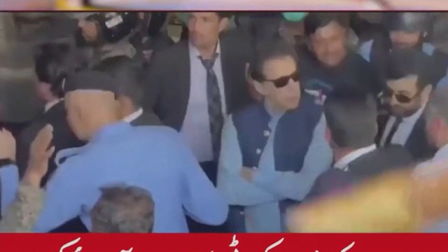 شاهد.. وصول #عمران_خان للمحكمة العليا في إسلام آباد وسط إجراءات أمنية مشددة #باكستان #العربية
