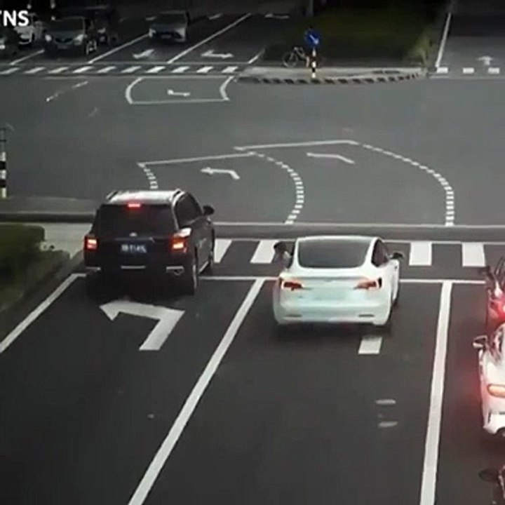 Des parents ne voient pas que leur enfant est tombé par la fenêtre de la voiture au feu rouge