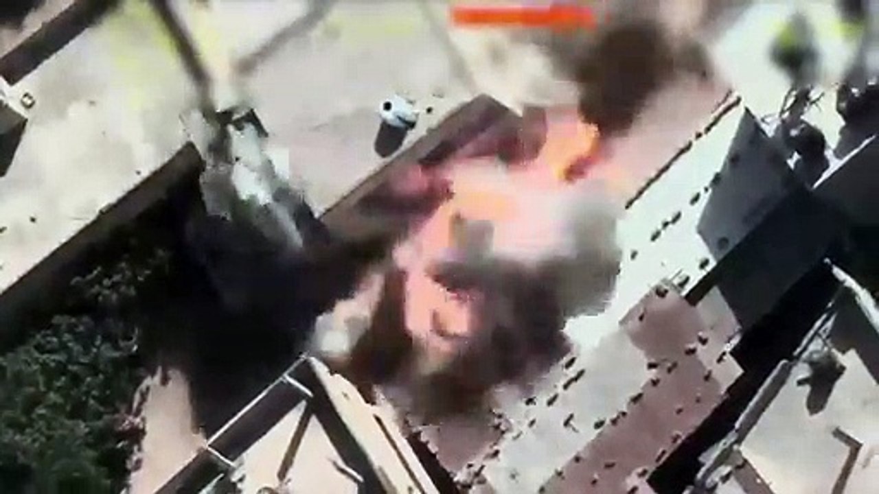 لحظة استهداف منزل عائلة أبو دقة في بني سهيلا