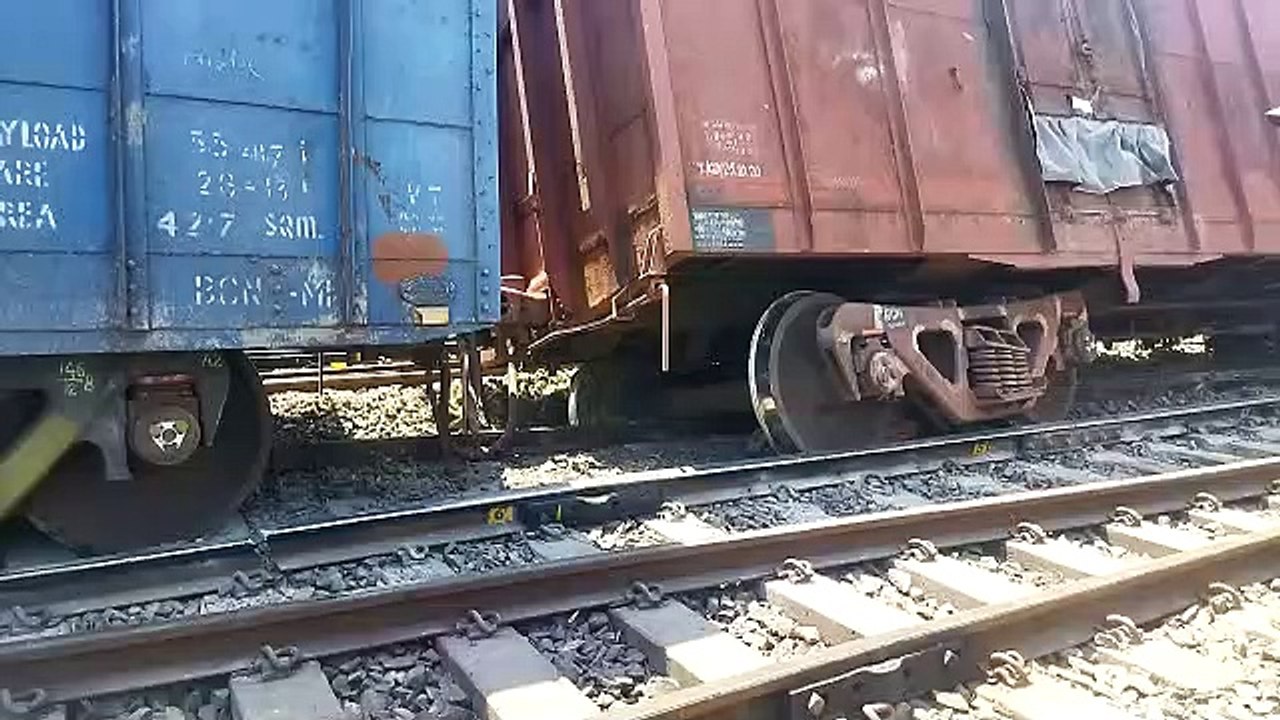 #रेलवे_स्टेशन: पटरी से उतरी मालगाड़ी, तीन प्लेटफॉर्म ब्लॉक - देखें वीडियो