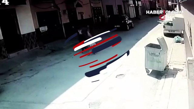 Apartman kapısını kartla açan hırsızlar güvenlik kamerasına yakalandı