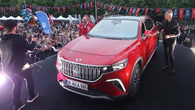 Özcan Deniz, konserde sahneye Togg ile çıktı