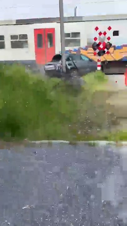 Un train heurte l'arrière d'une voiture sur un passage à niveau, la conductrice sous le choc