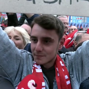 Genç seçmen: Ben kız arkadaşımın yanında hesap yapmak zorunda değilim