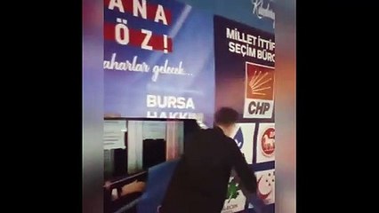 Dombra eşliğinde Millet İttifakı afişlerine saldırdı