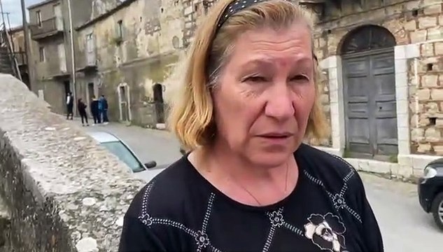 Paura a S. Fratello, si staccano massi dal costone. Si teme per le abitazioni: “Siamo sotto choc”