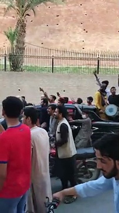 عمران خان کے رہائی پر عوام کا جشن | عوام سڑکوں پر نکل کر  جشن  منا رہے ہیں