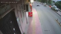 Motosikletli genç, bisikletli çocuğa çarpmamak için kendini feda ettiGüvenlik kameralarına an be an yansıyan kazada, önce kaçan bisikletli çocuk,...