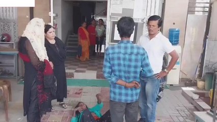 मां बनी बेटे पर बोझ, सड़क किनारे छोड़कर हुआ फरार, समाजसेवी ले गए अपने साथ