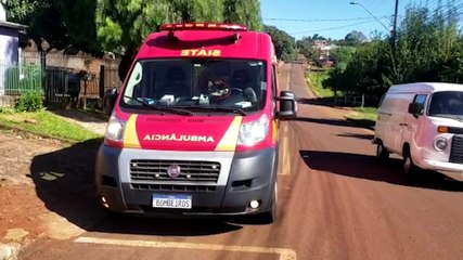 Mulher cai em ribanceira de córrego e tem grave lesão no braço