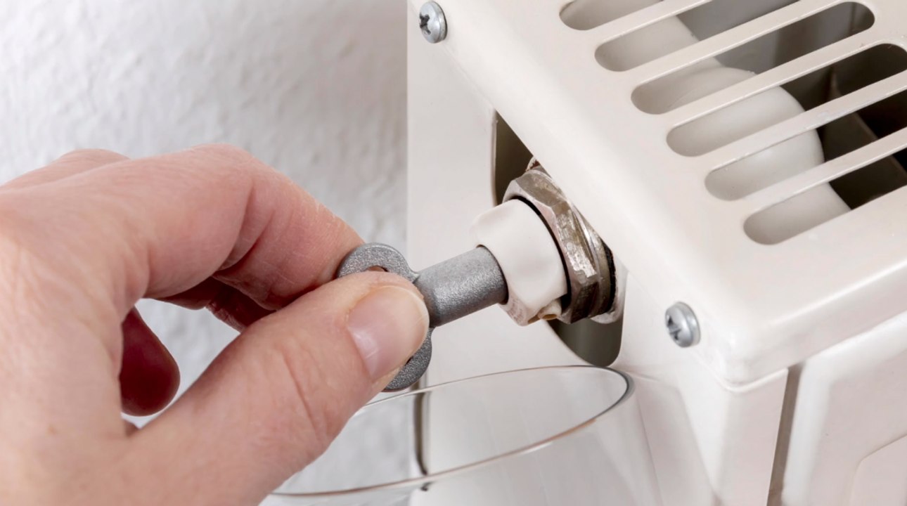 So einfach entlüftet man eine Heizung