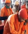 Video: CM योगी को इस तरह से पूजा करते नहीं देखा होगा आपने