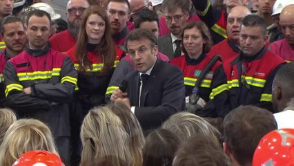 Dunkerque: Emmanuel Macron "assume" la "si impopulaire" réforme des retraites
