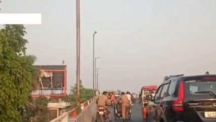 बुलंदशहर: पुलिसकर्मी के इस वायरल वीडियो को देख आप भी करेंगें ये काम, करें क्लिक