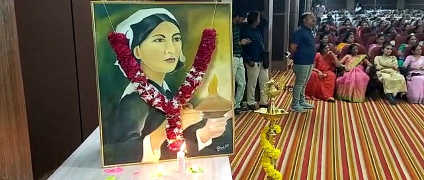 नई सिविल में नर्सिंग छात्रों और स्टाफ ने इंटरनेशनल नर्सेस डे केक काटकर मनाया