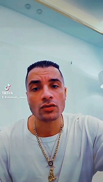 حسن شاكوش يسخر من نفسه