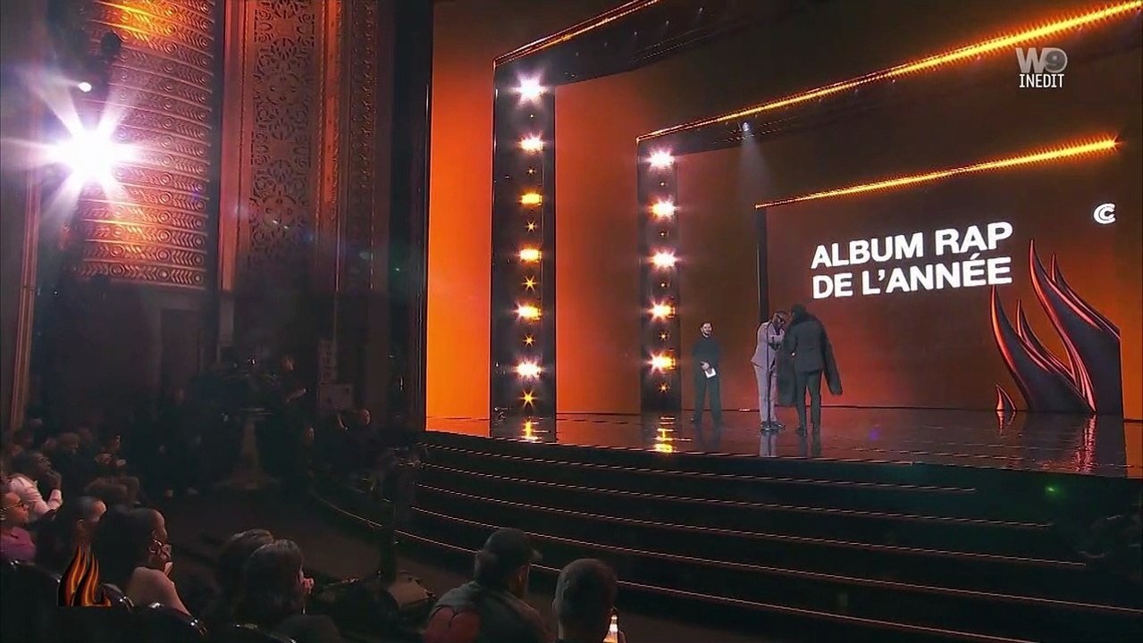 Dinos reçoit le prix de l'album de l'ammée lors...