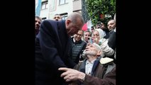 Cumhurbaşkanı Erdoğan, İstanbul mitinginde merdivenleri yürüyerek çıkan Hüseyin Bayraktar ile hatıra fotoğrafı çektirdi