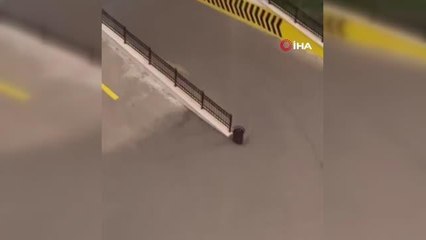 Sağanak yağış sonrası altgeçit sular altında kaldı