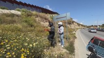 Los repartidores que llevan comida a la frontera